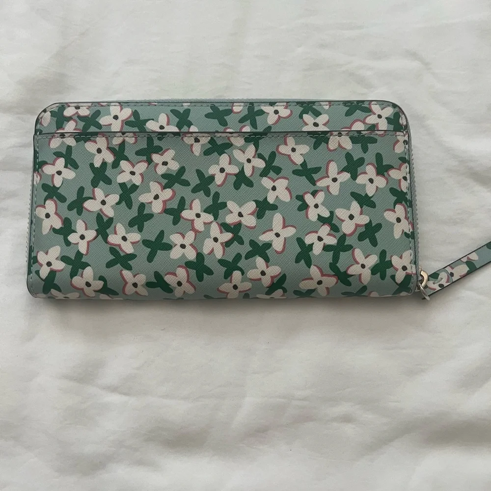 Kate Spade Green and White Floral Wallet - Picture 2 of 3